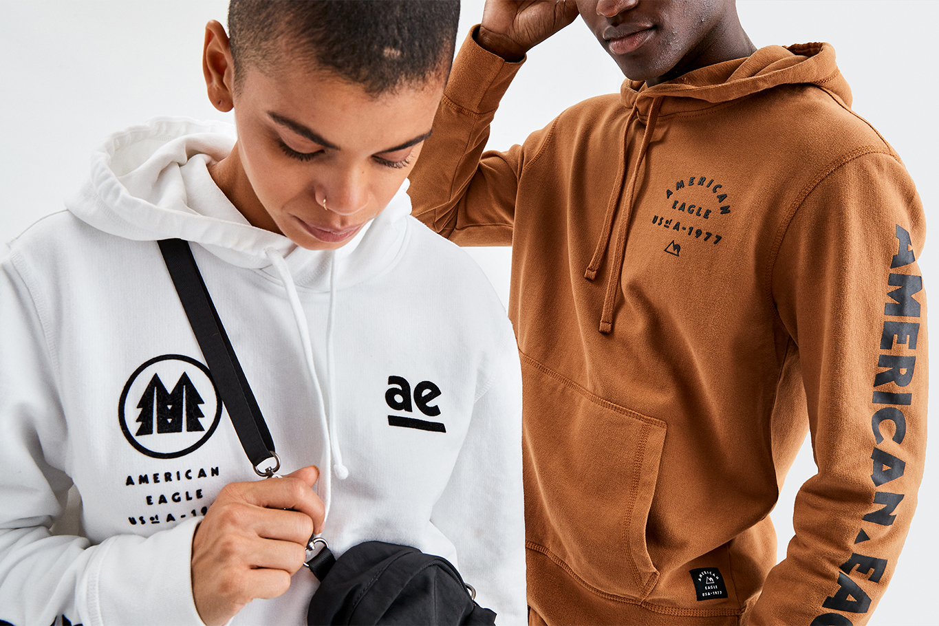 AE GRAPHIC PULLOVER HOODIE