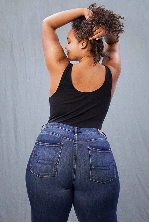 GIF of curvy AE models in the new curvy jegging