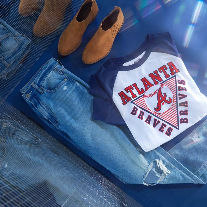 AE Mom Jeans & Tailgate MLB T-Shirt